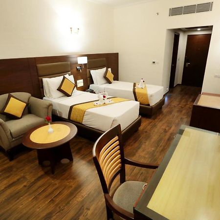 Hotel Meraden Grand Varanasi Exterior photo