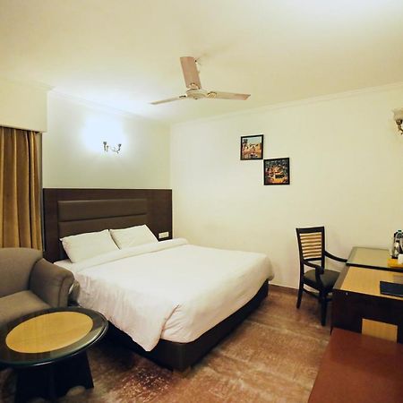 Hotel Meraden Grand Varanasi Exterior photo
