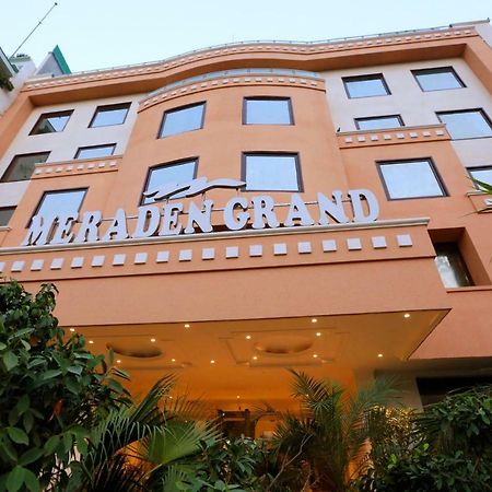 Hotel Meraden Grand Varanasi Exterior photo