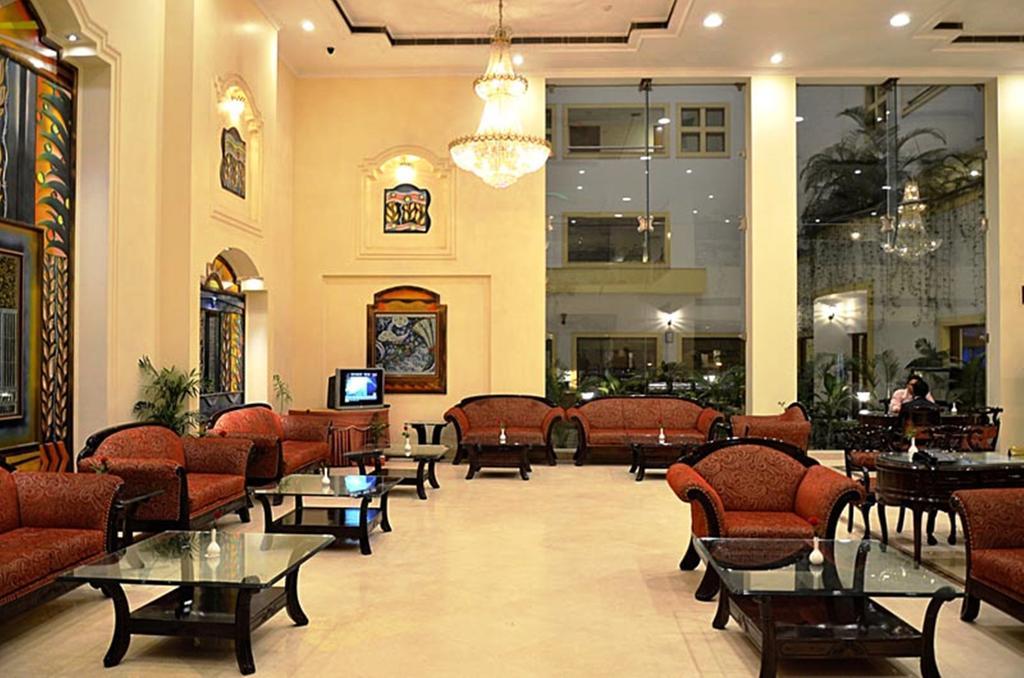 Hotel Meraden Grand Varanasi Exterior photo