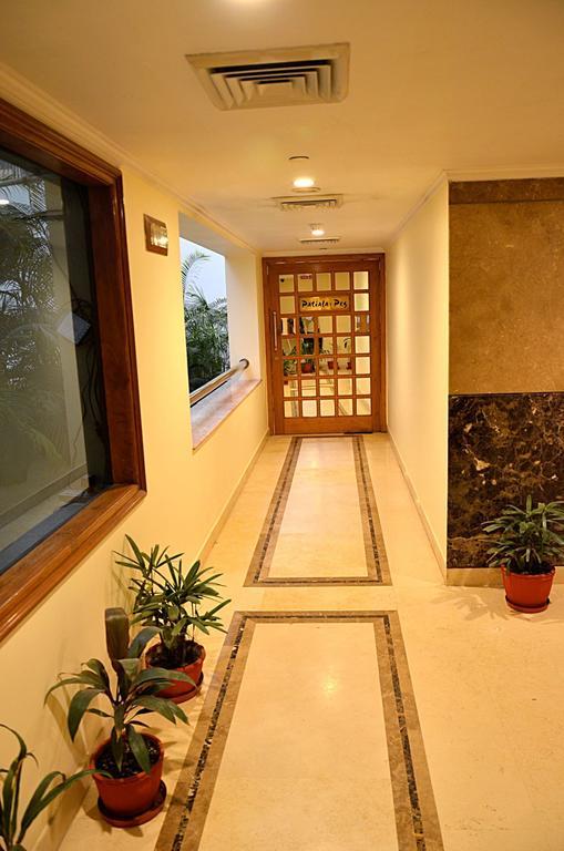 Hotel Meraden Grand Varanasi Exterior photo