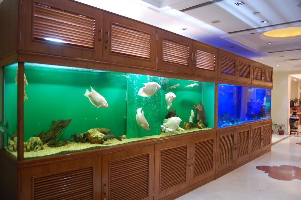 Hotel Meraden Grand Varanasi Exterior photo