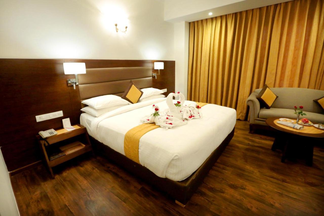 Hotel Meraden Grand Varanasi Exterior photo
