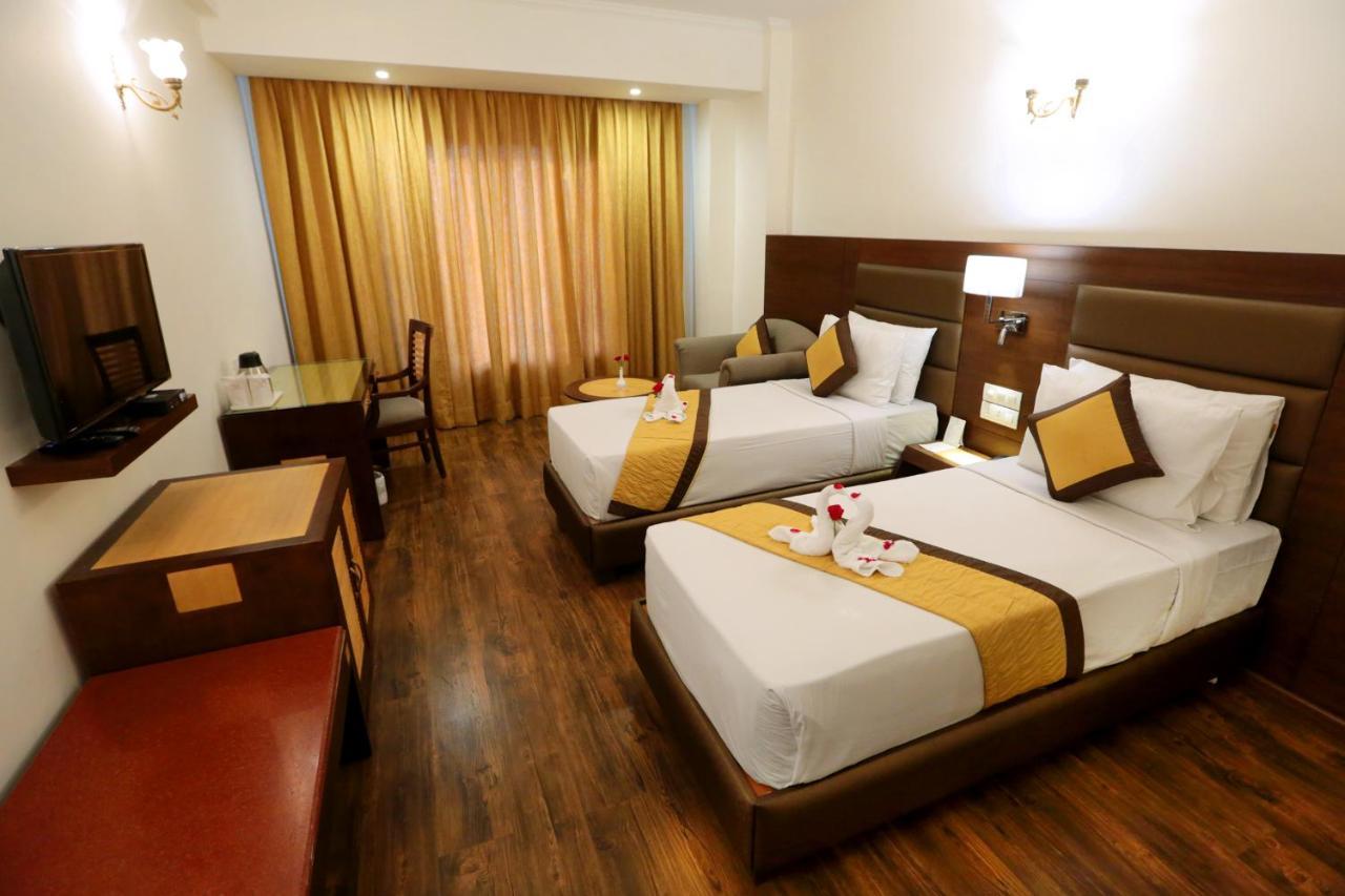 Hotel Meraden Grand Varanasi Exterior photo