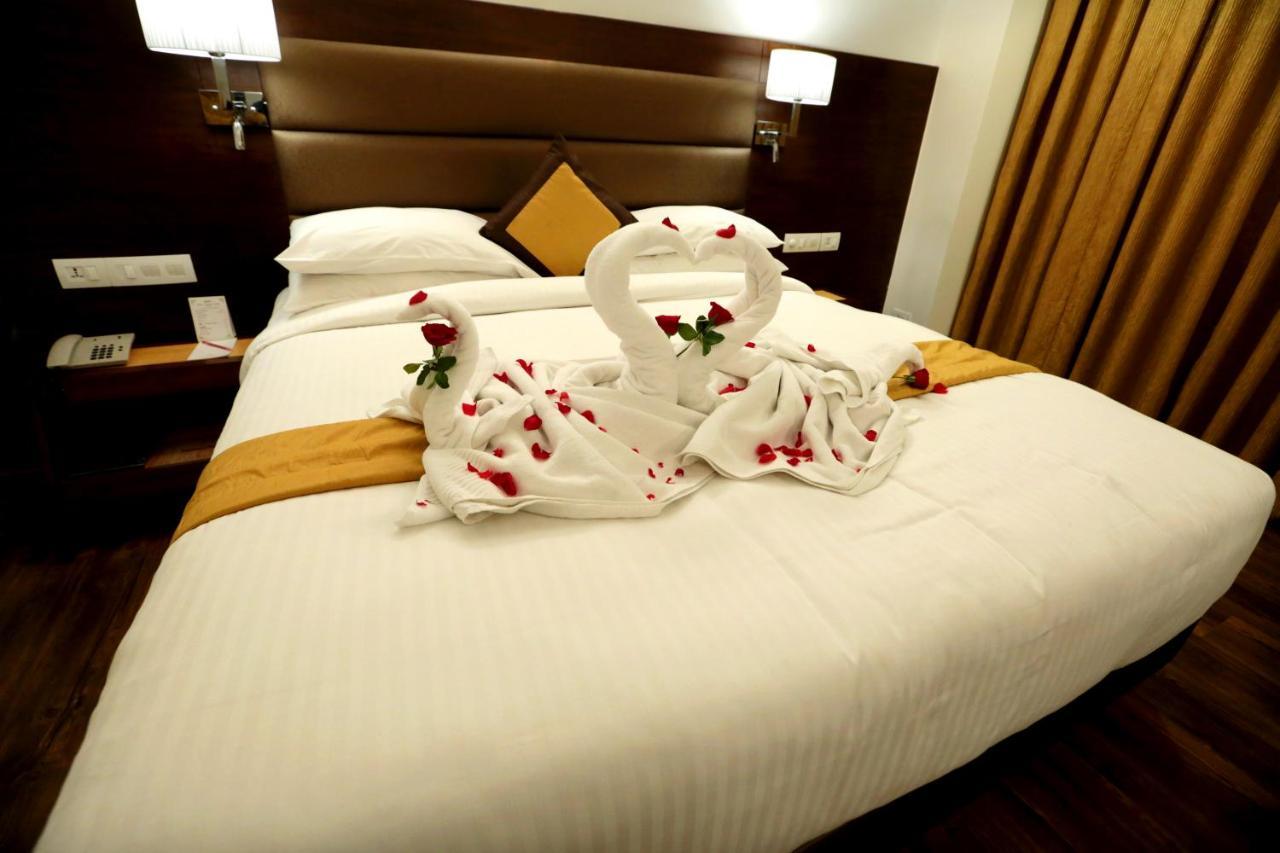 Hotel Meraden Grand Varanasi Exterior photo