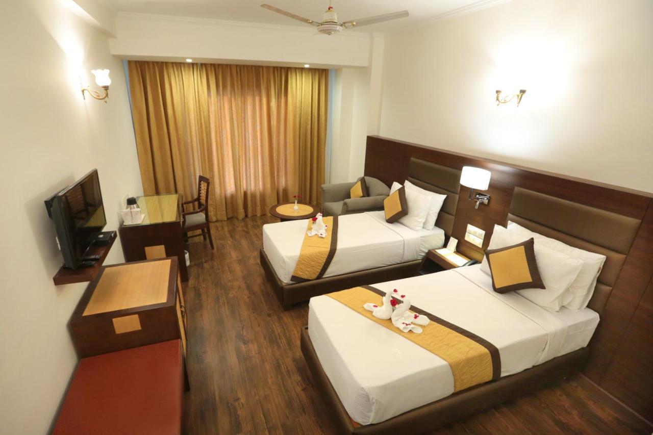 Hotel Meraden Grand Varanasi Exterior photo