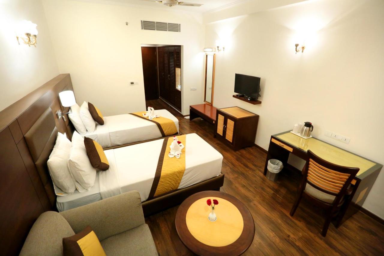 Hotel Meraden Grand Varanasi Exterior photo