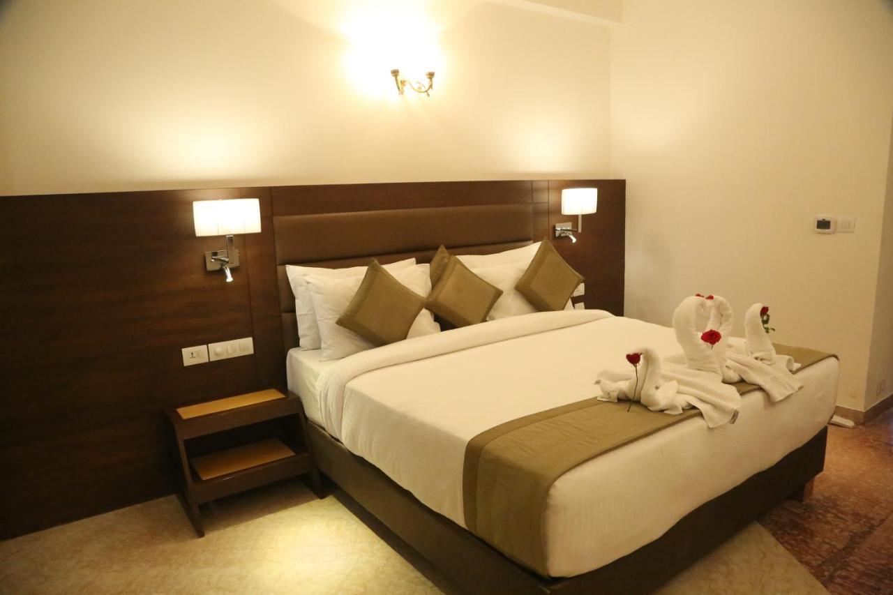 Hotel Meraden Grand Varanasi Exterior photo
