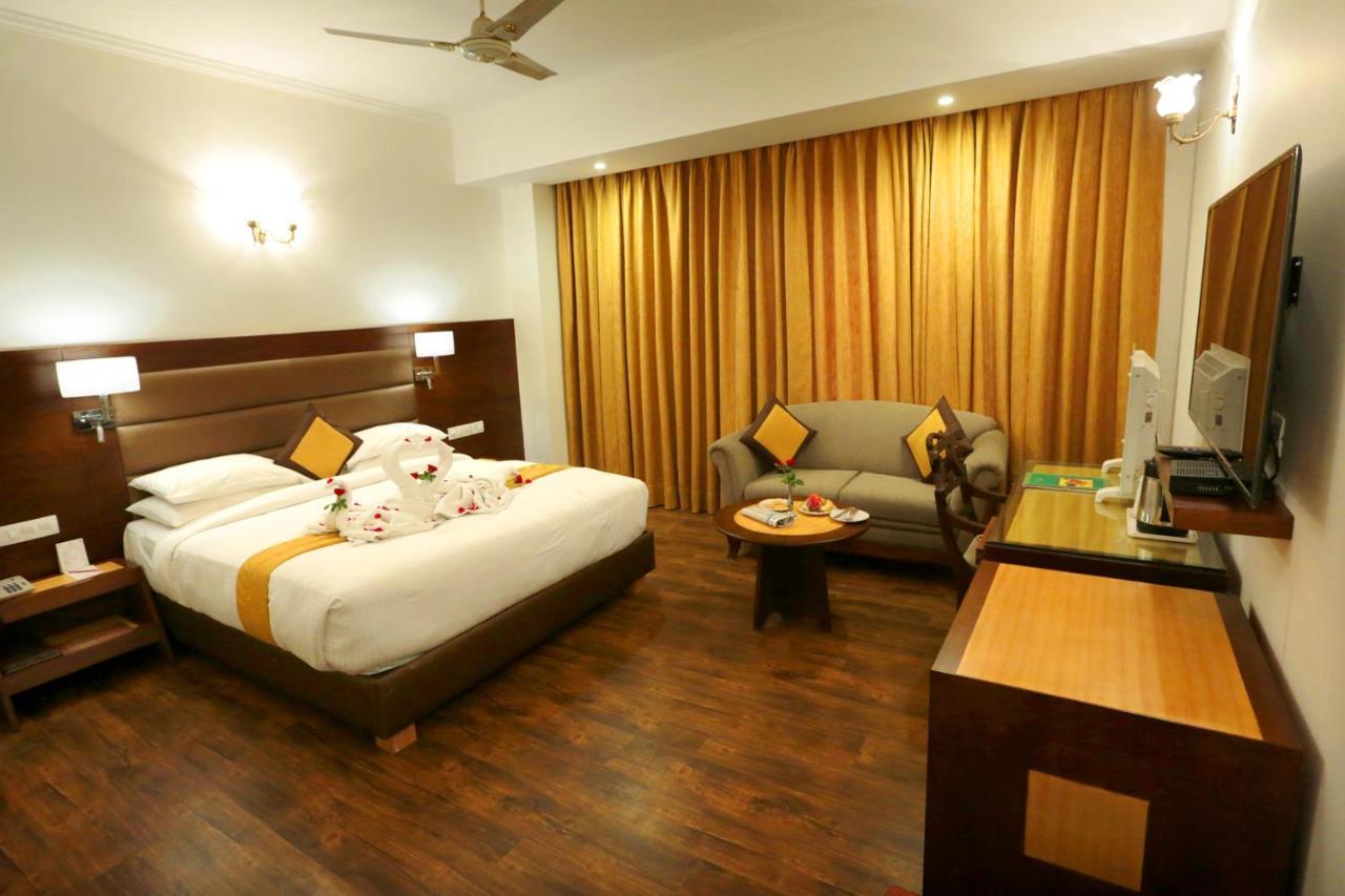 Hotel Meraden Grand Varanasi Exterior photo