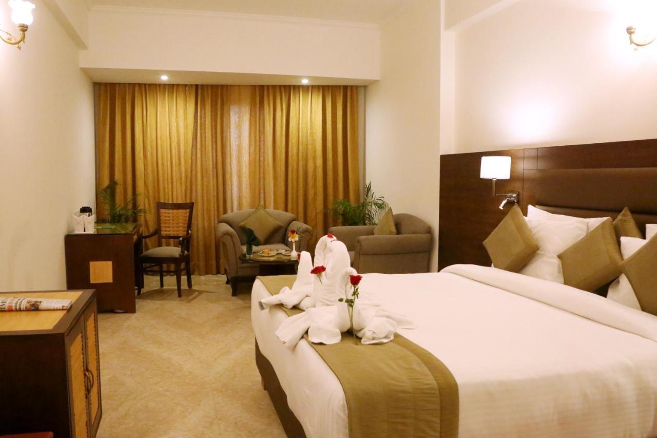 Hotel Meraden Grand Varanasi Exterior photo