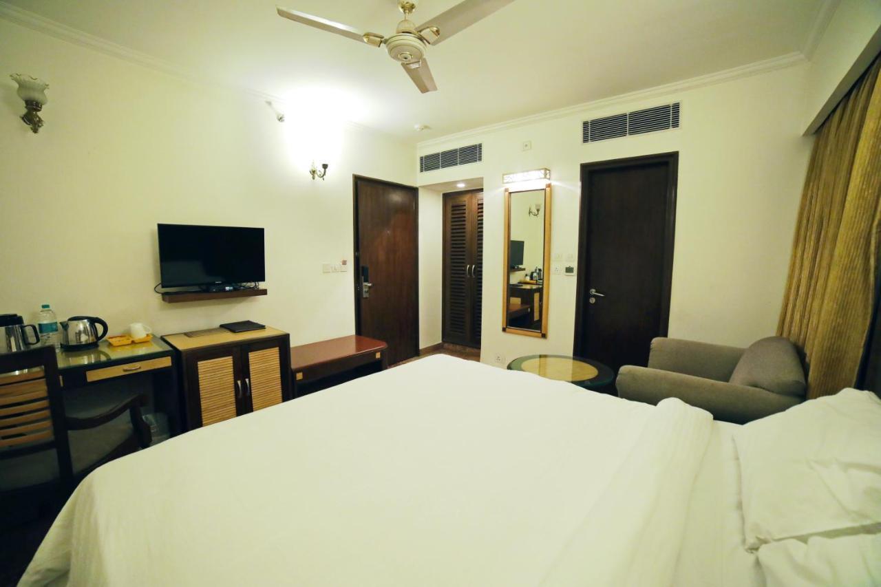 Hotel Meraden Grand Varanasi Exterior photo