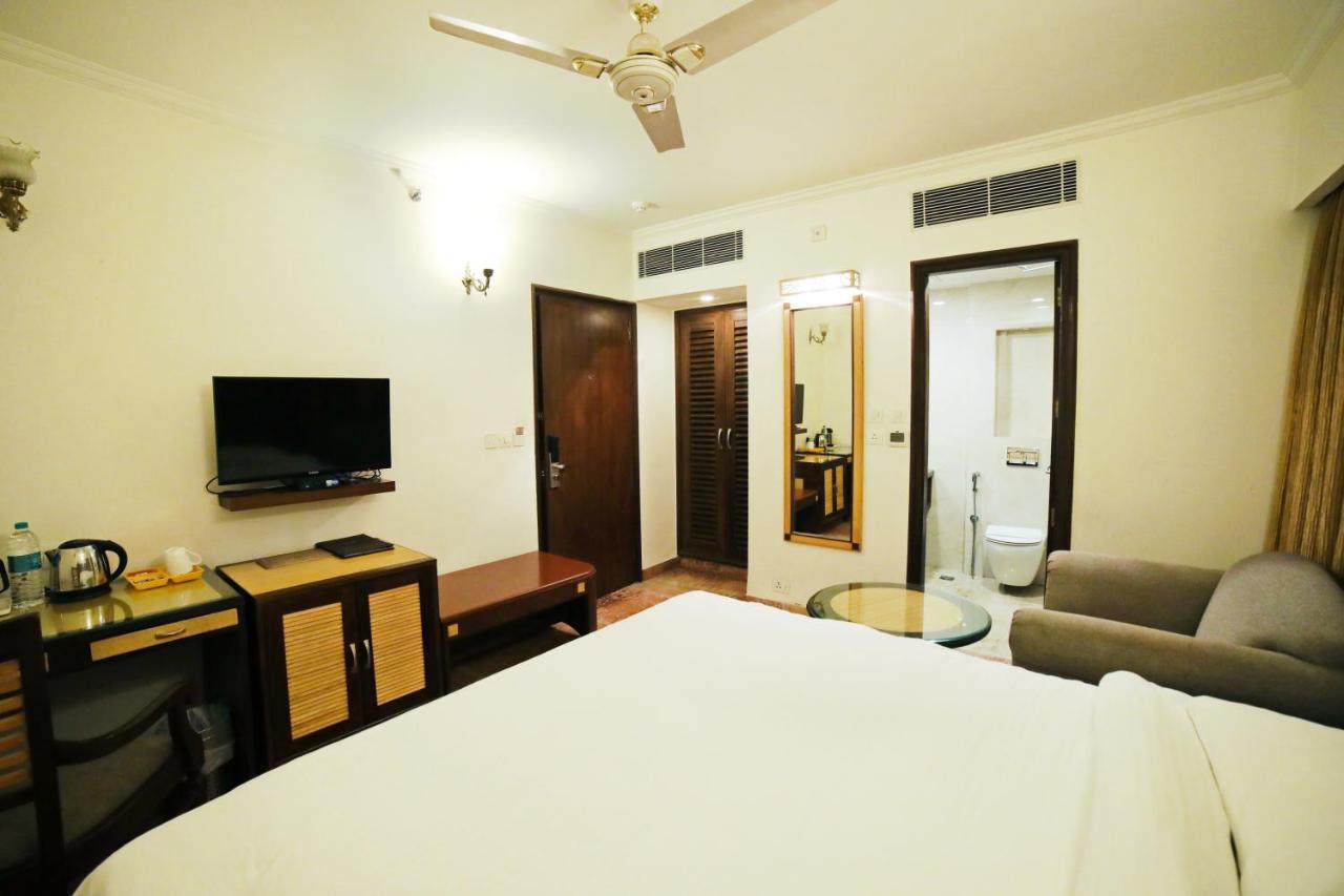 Hotel Meraden Grand Varanasi Exterior photo