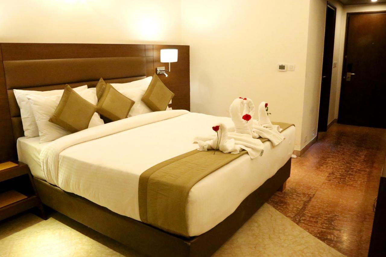 Hotel Meraden Grand Varanasi Exterior photo