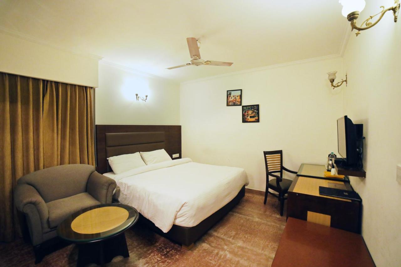 Hotel Meraden Grand Varanasi Exterior photo
