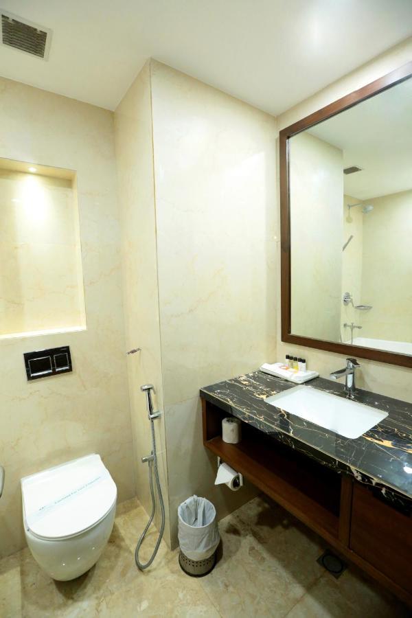 Hotel Meraden Grand Varanasi Exterior photo