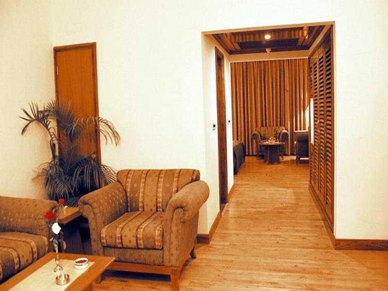 Hotel Meraden Grand Varanasi Exterior photo