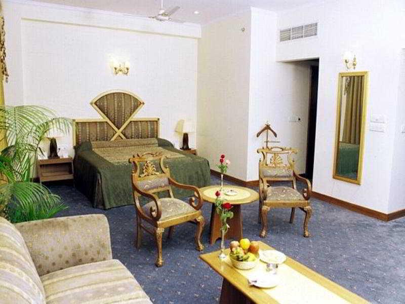 Hotel Meraden Grand Varanasi Exterior photo