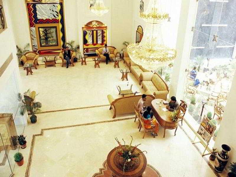 Hotel Meraden Grand Varanasi Exterior photo