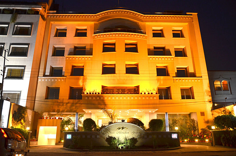 Hotel Meraden Grand Varanasi Exterior photo