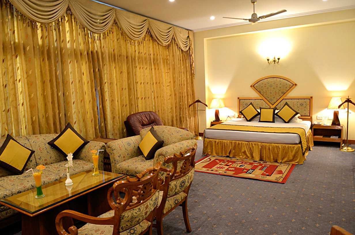 Hotel Meraden Grand Varanasi Exterior photo