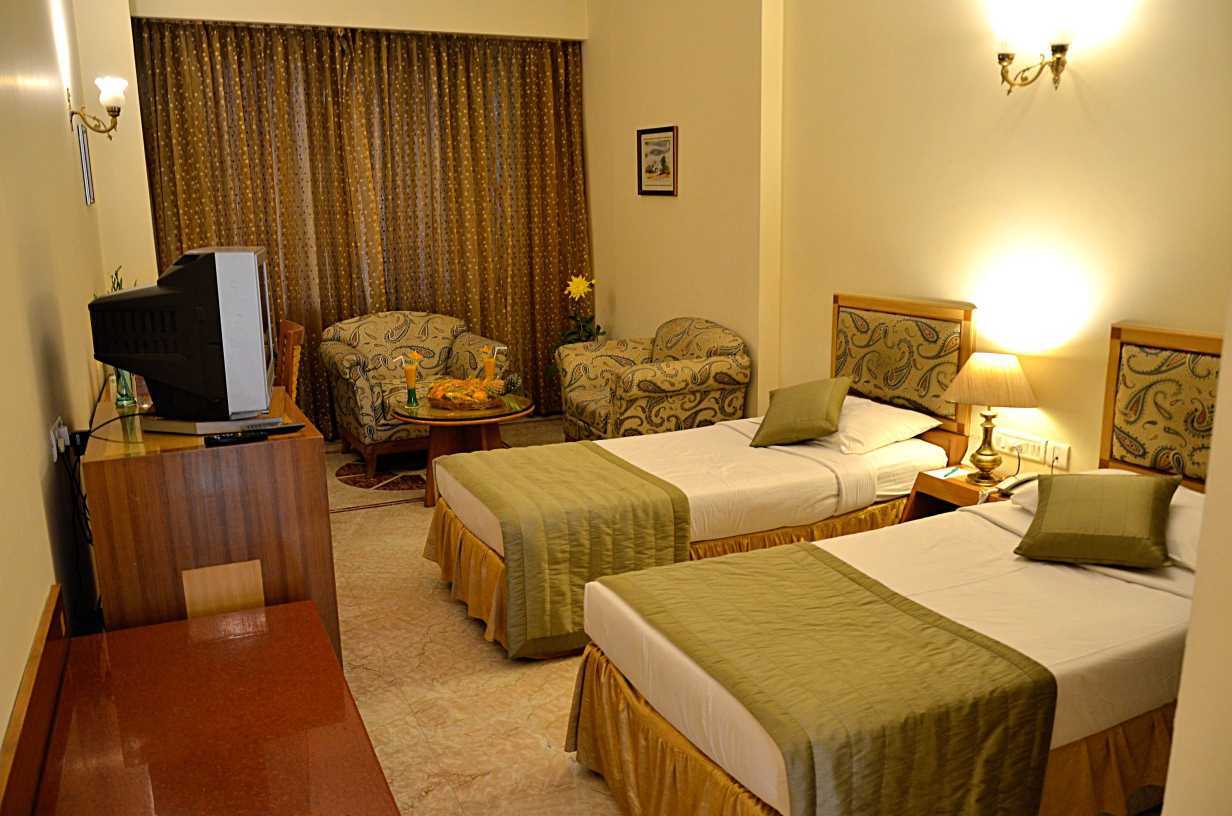 Hotel Meraden Grand Varanasi Exterior photo