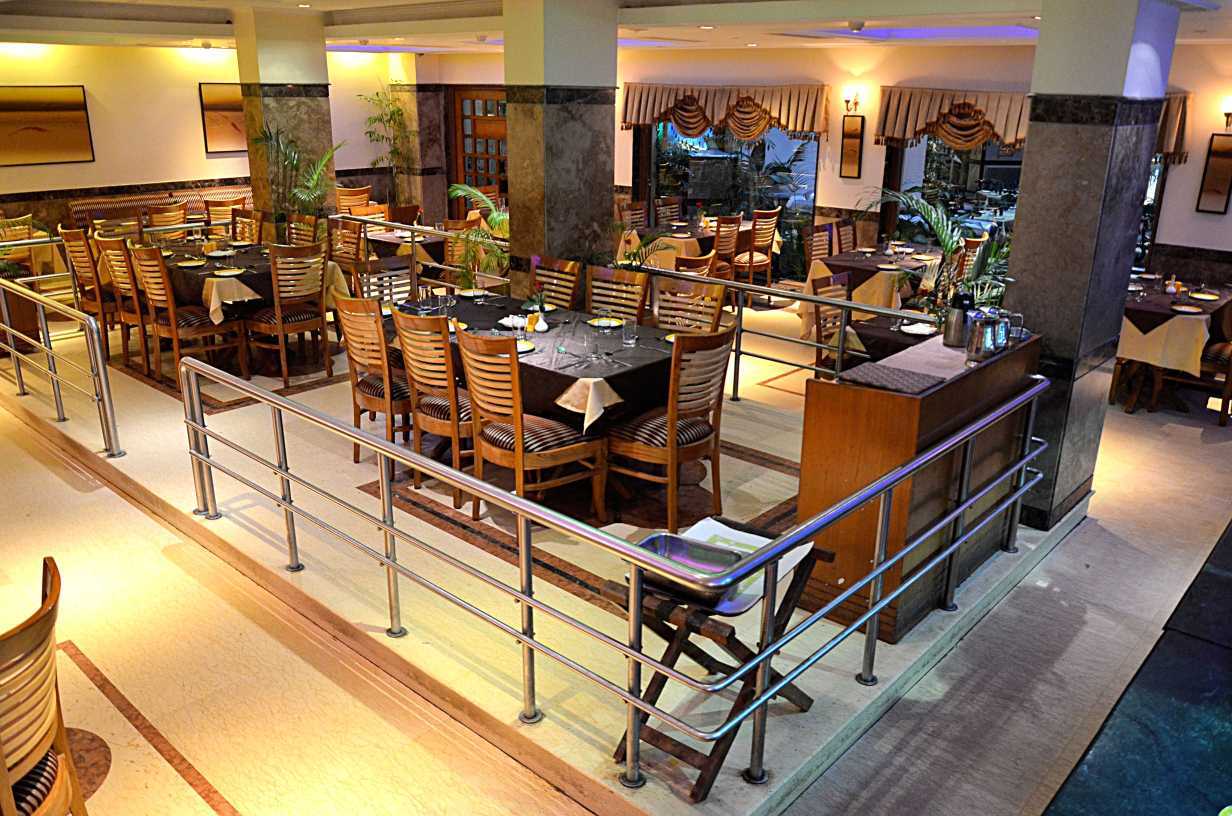 Hotel Meraden Grand Varanasi Exterior photo