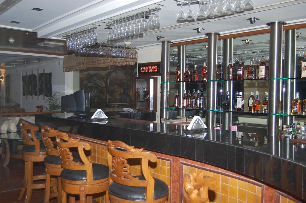 Hotel Meraden Grand Varanasi Exterior photo