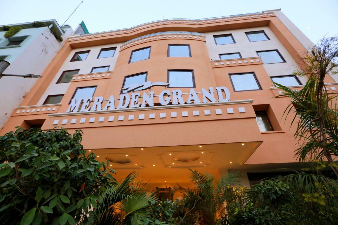 Hotel Meraden Grand Varanasi Exterior photo