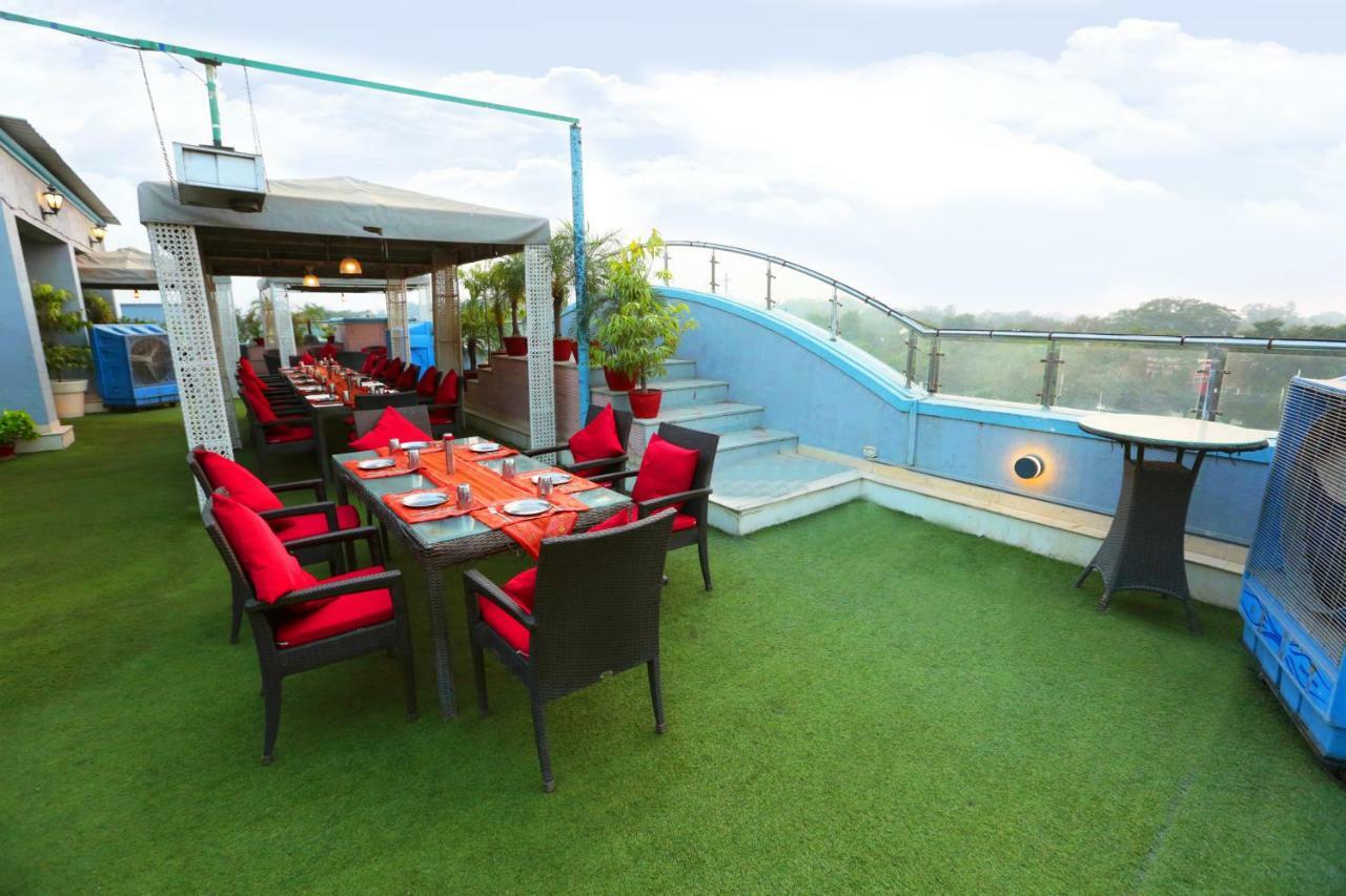 Hotel Meraden Grand Varanasi Exterior photo