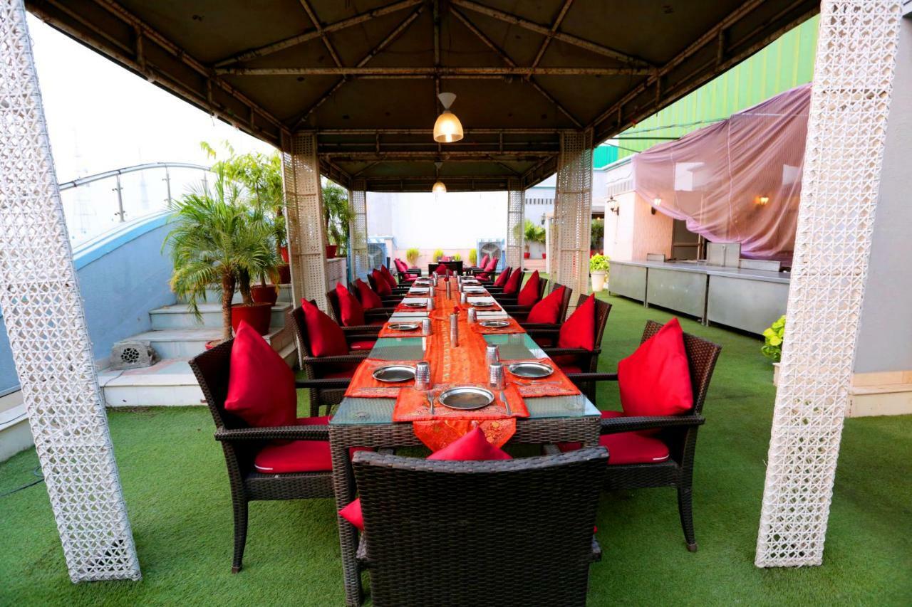 Hotel Meraden Grand Varanasi Exterior photo