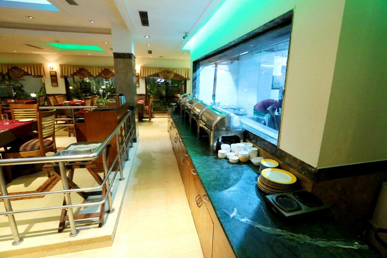Hotel Meraden Grand Varanasi Exterior photo