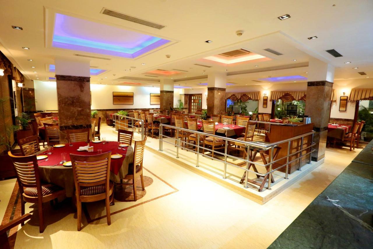 Hotel Meraden Grand Varanasi Exterior photo