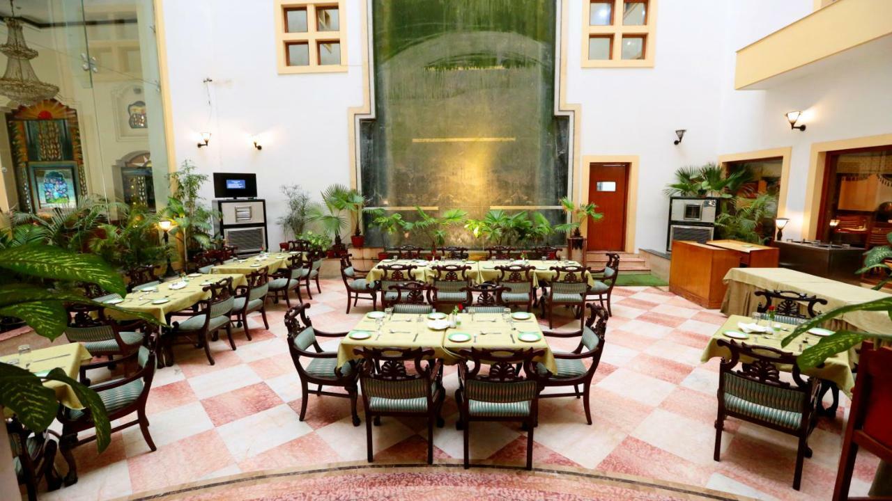 Hotel Meraden Grand Varanasi Exterior photo