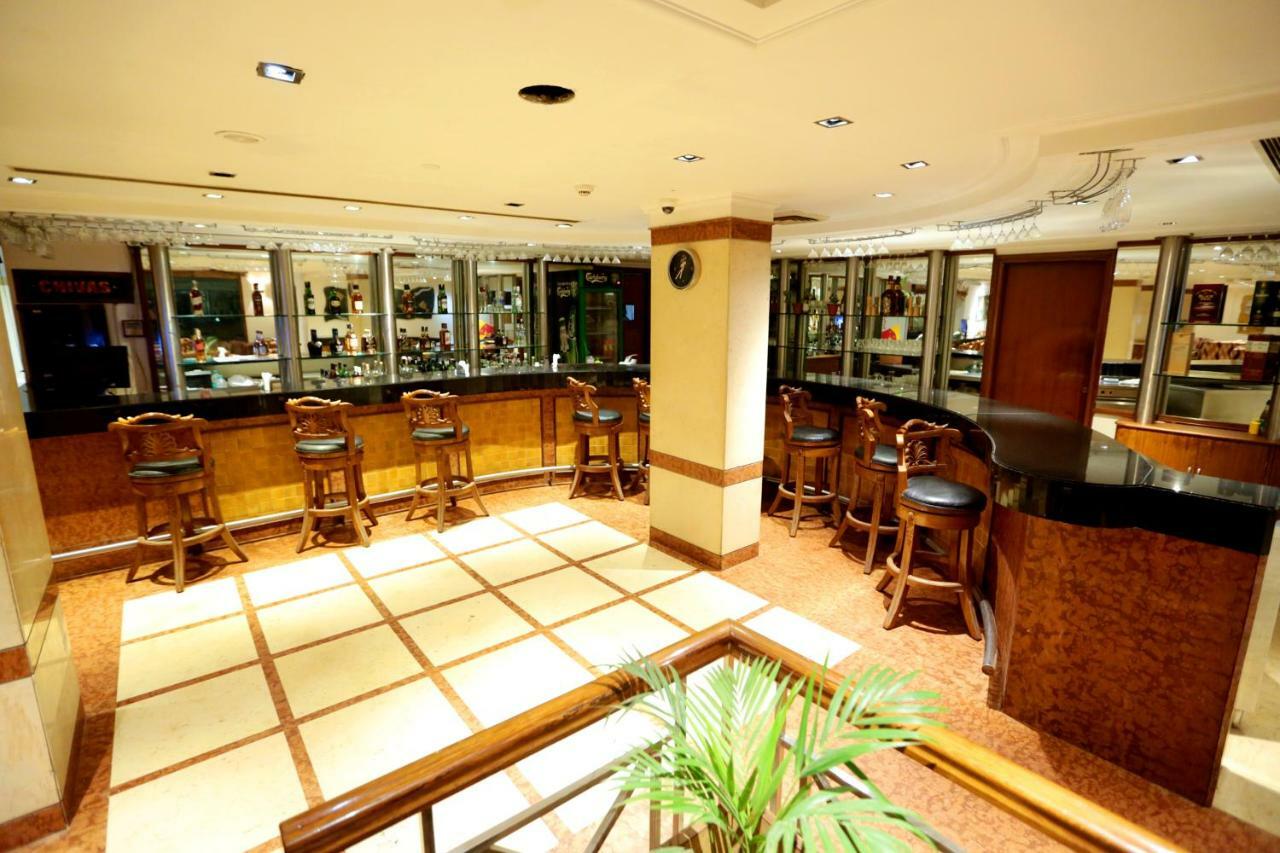 Hotel Meraden Grand Varanasi Exterior photo