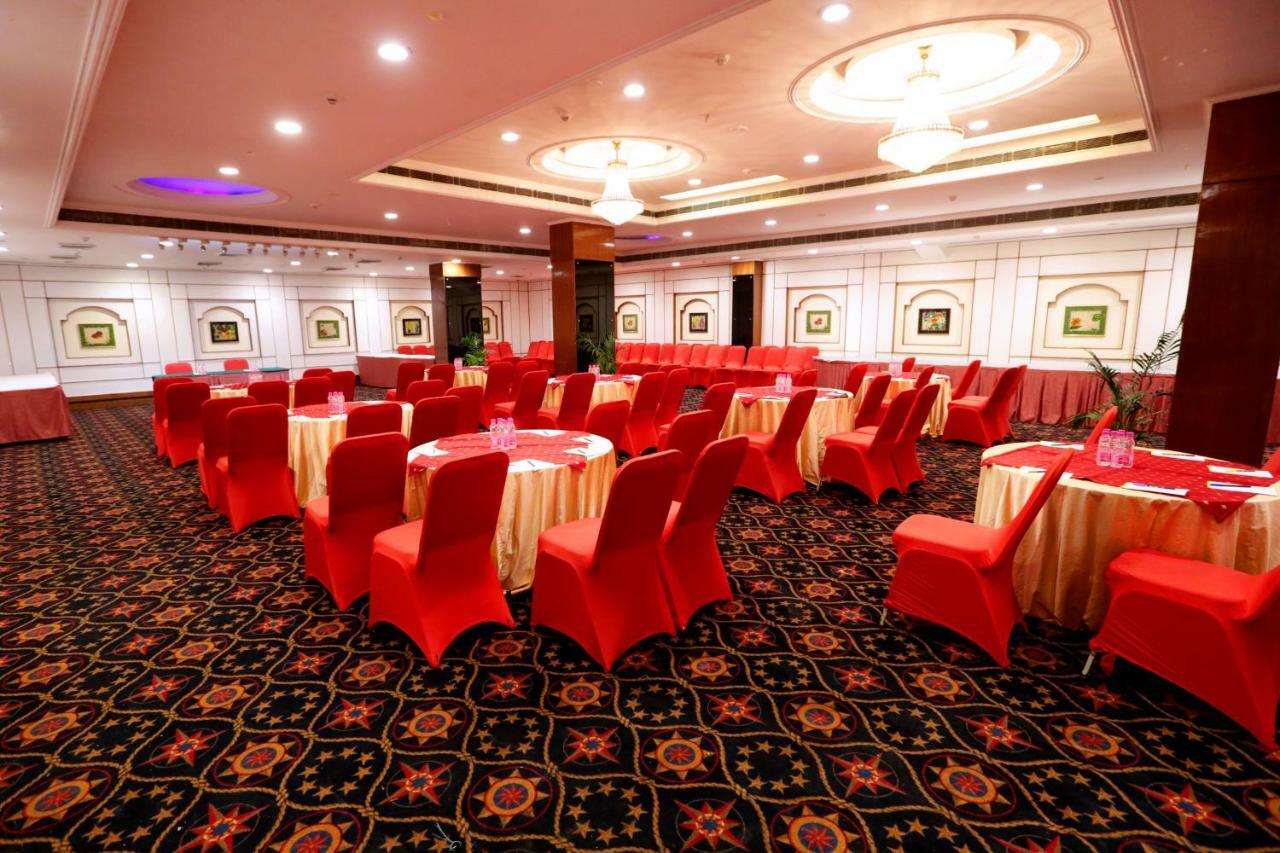 Hotel Meraden Grand Varanasi Exterior photo