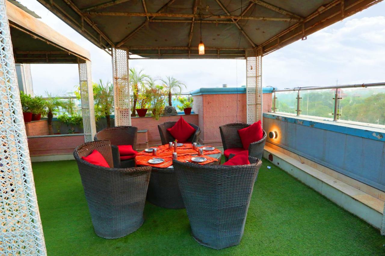 Hotel Meraden Grand Varanasi Exterior photo