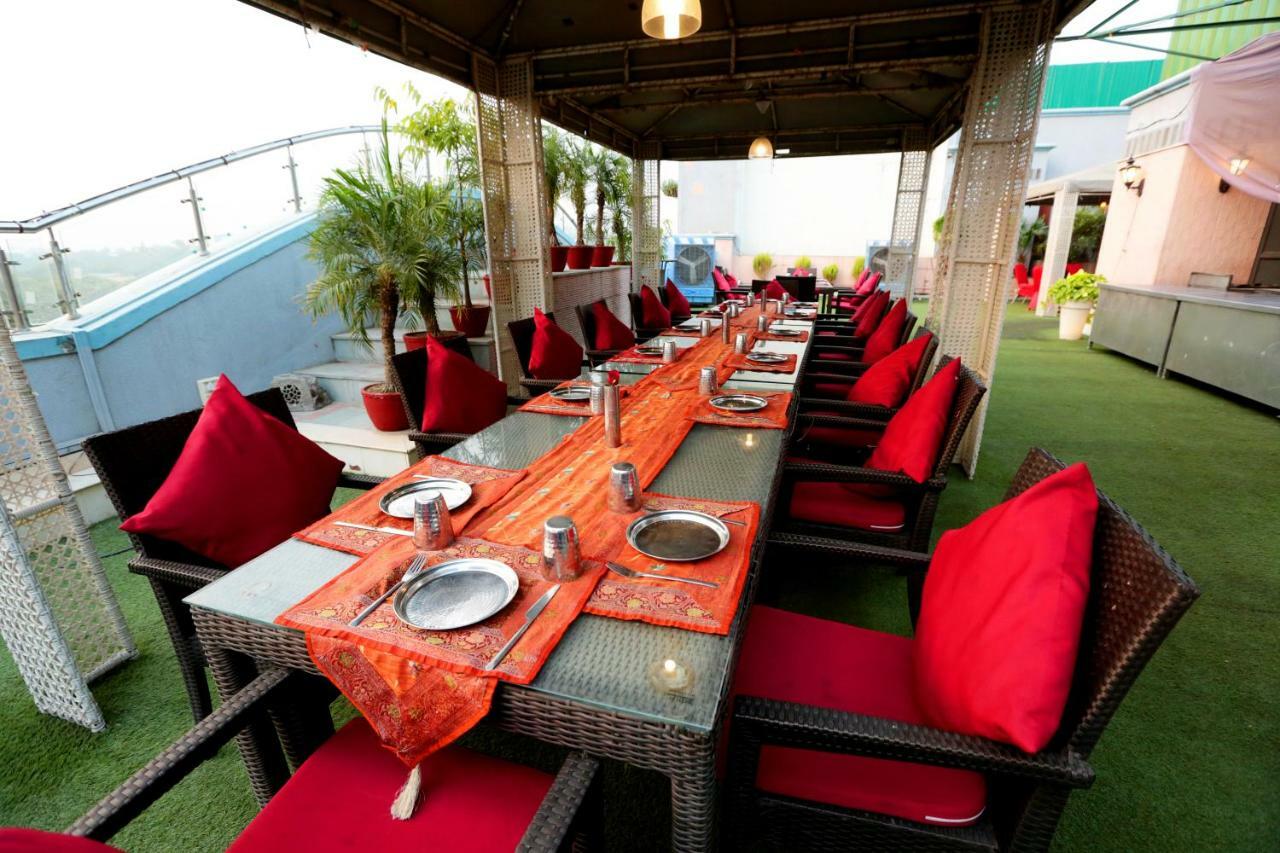 Hotel Meraden Grand Varanasi Exterior photo