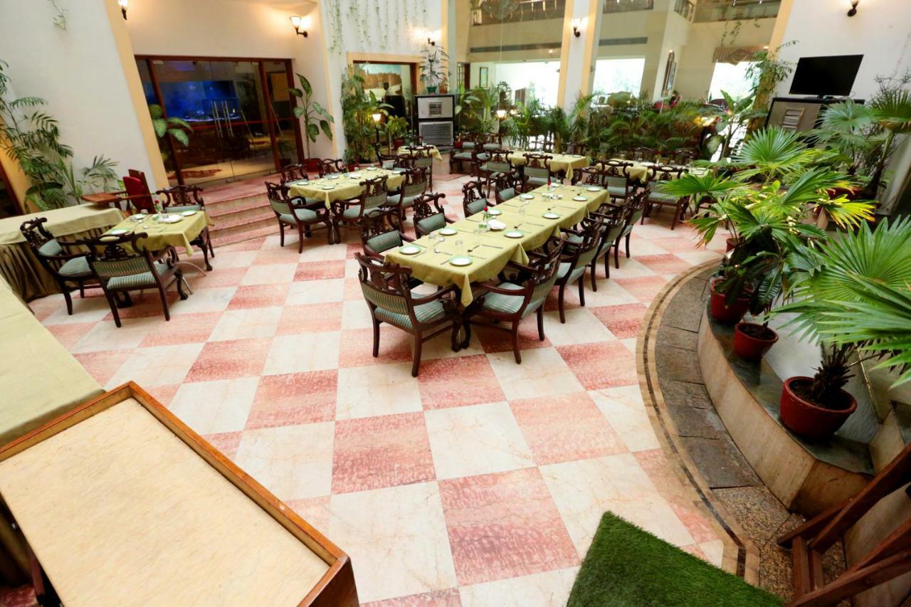 Hotel Meraden Grand Varanasi Exterior photo