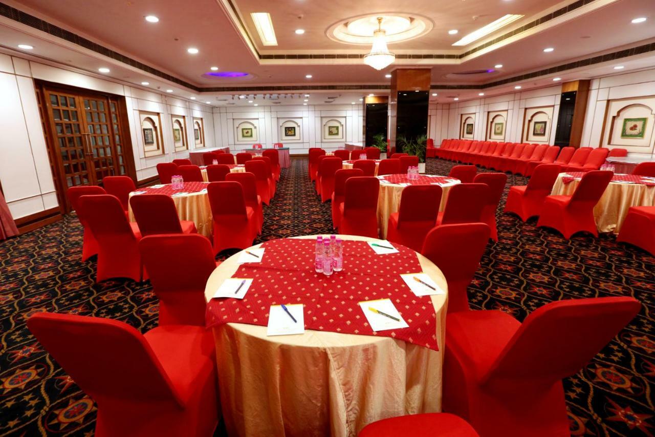 Hotel Meraden Grand Varanasi Exterior photo