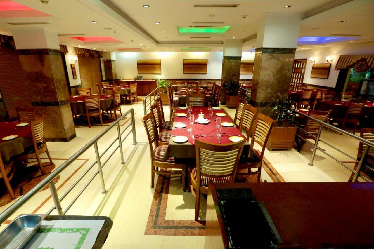 Hotel Meraden Grand Varanasi Exterior photo
