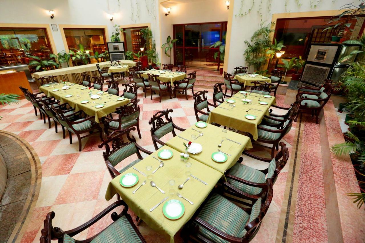Hotel Meraden Grand Varanasi Exterior photo