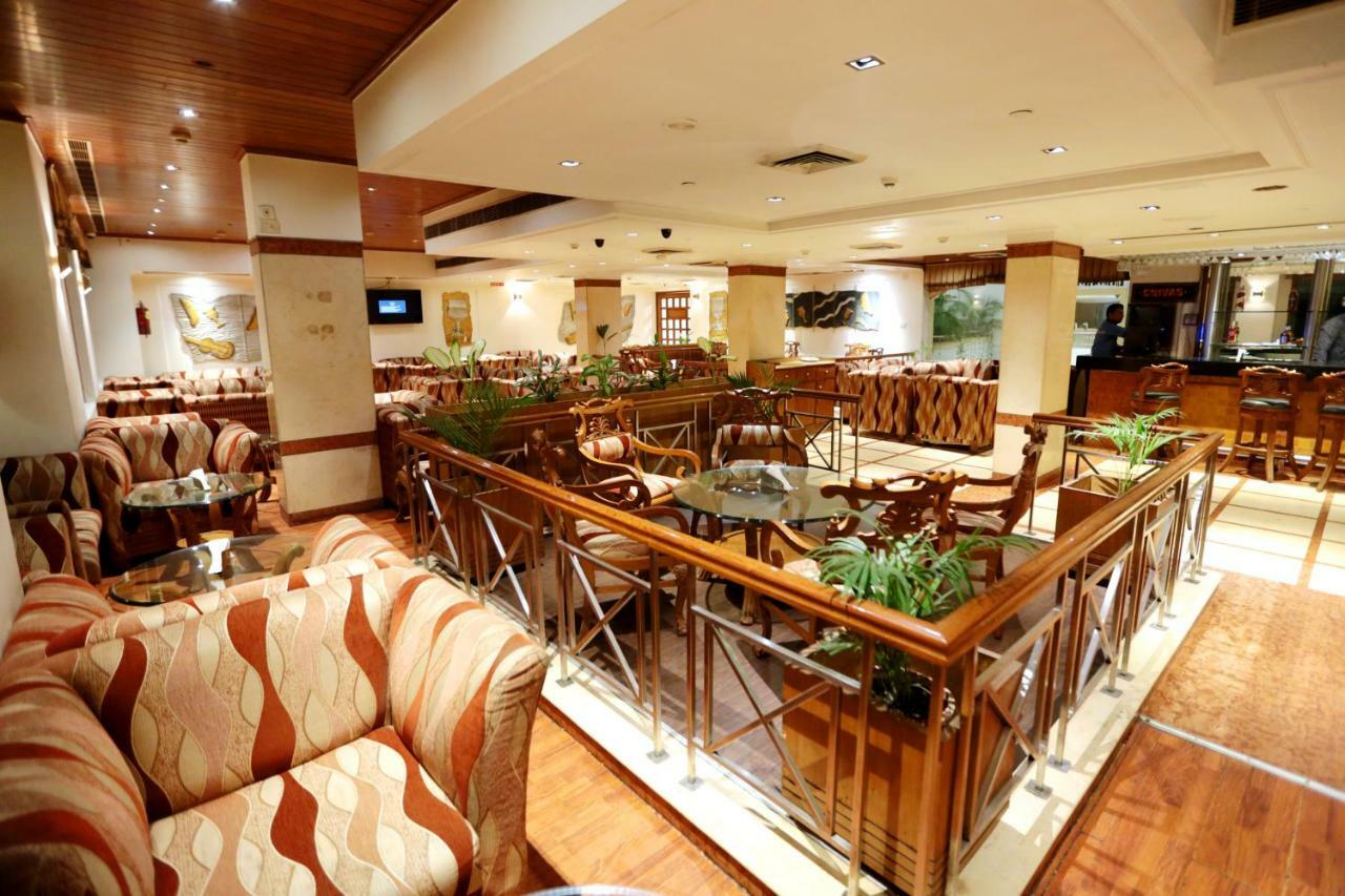 Hotel Meraden Grand Varanasi Exterior photo