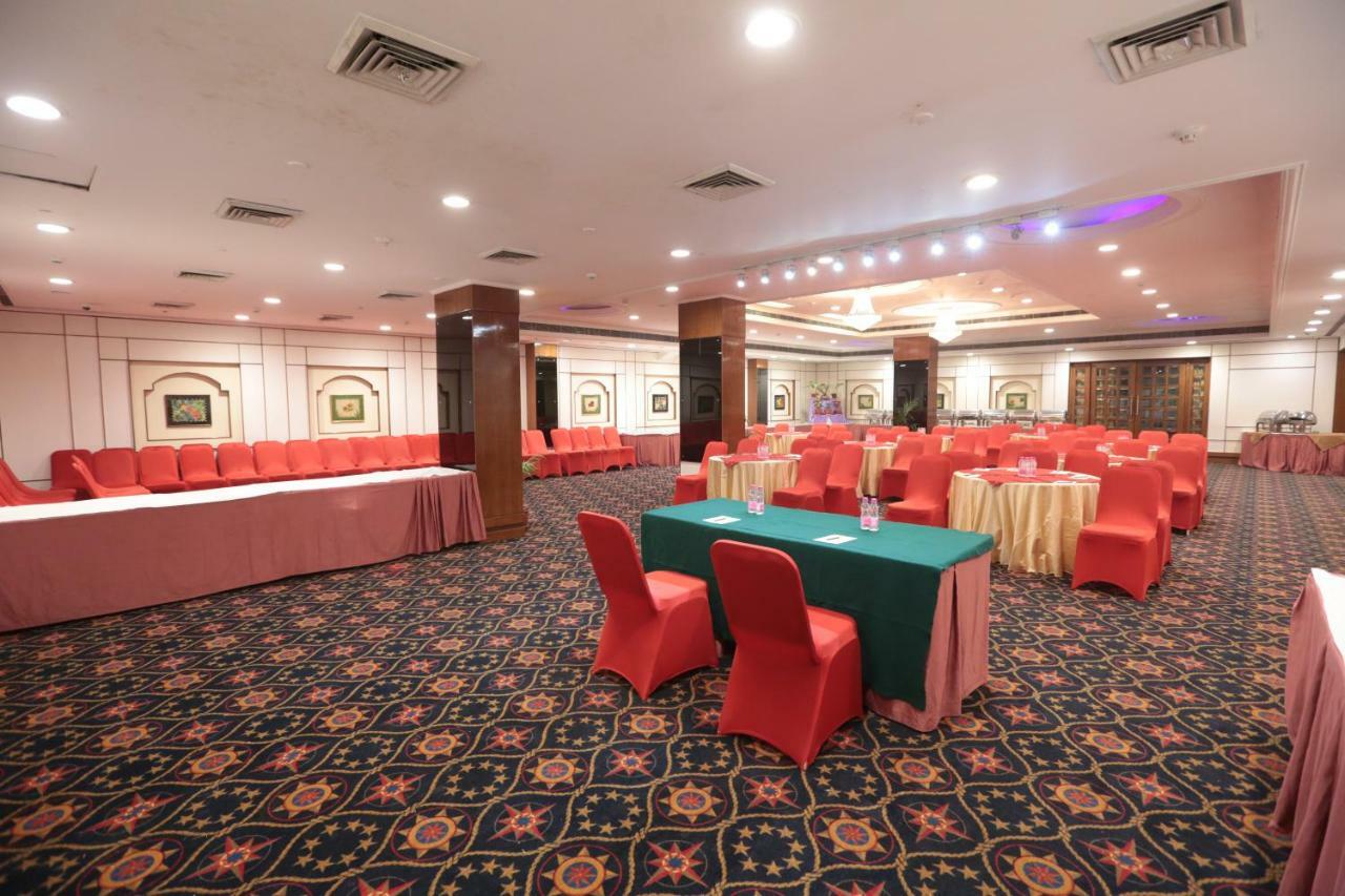 Hotel Meraden Grand Varanasi Exterior photo